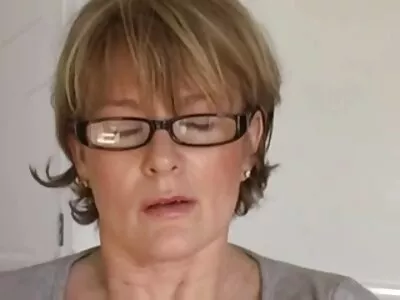Брат із сестрою ебутся, а мати гладить порно відео онлайн безкоштовно одяг.